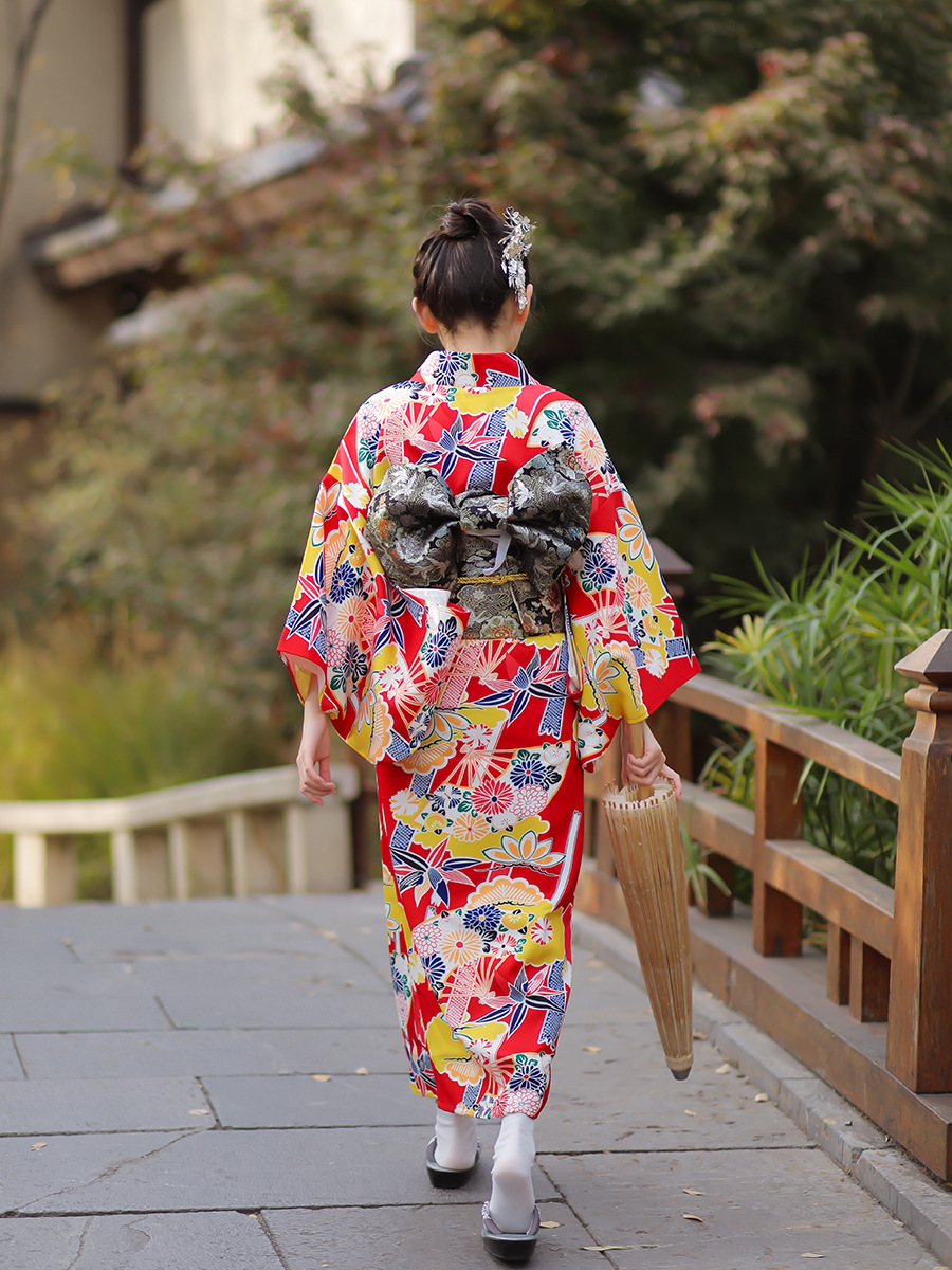 Japanese Women Formal Wear - كيمونو ياباني تقليدي للنساء باللون الأحمر،